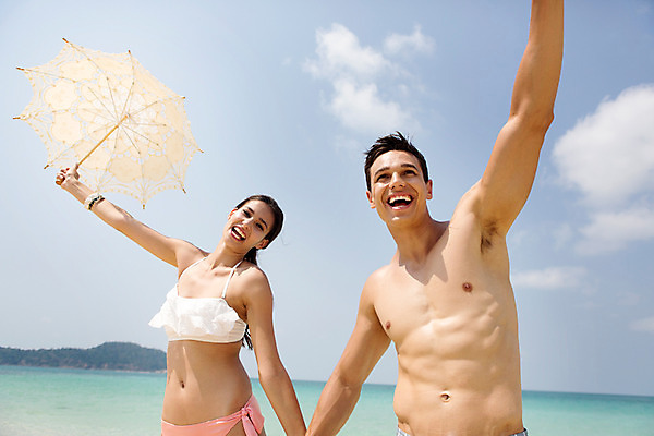 포토 JPG 주간 서양인 외국인 백인 구름 해외기획촬영 라이프스타일 커플 여자 남자 수영복 바다 커플라이프 데이트 모션 하늘 2014년태국 서기 미소 들기 사람 상반신 20대 성인 해변 야외 두명 앞모습 비키니 모래사장 손들기 손잡기 양산 청년만 성인만 국내포토 자연요소 옷 뷰포인트 관계 표정 인종 청년 생활 파일형식