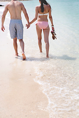 포토 JPG 주간 서양인 외국인 백인 해외기획촬영 라이프스타일 커플 여자 남자 수영복 바다 커플라이프 신발 데이트 모션 2014년태국 들기 사람 20대 성인 해변 야외 두명 뒷모습 모래사장 걷기 손잡기 산책 하반신 청년만 성인만 국내포토 자연요소 옷 뷰포인트 관계 휴식 인종 청년 생활 파일형식