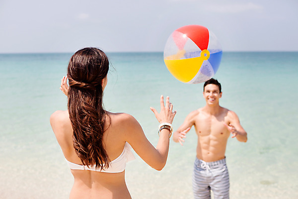 포토 JPG 주간 서양인 외국인 백인 해외기획촬영 라이프스타일 커플 여자 남자 수영복 바다 커플라이프 데이트 모션 2014년태국 서기 사람 상반신 20대 성인 해변 야외 두명 앞모습 뒷모습 비키니 던지기 비치볼 공놀이 청년만 성인만 국내포토 자연요소 옷 뷰포인트 공 관계 놀이 바캉스용품 인종 청년 생활 파일형식