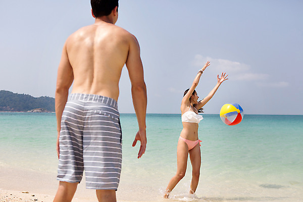 포토 JPG 주간 서양인 외국인 백인 구름 해외기획촬영 라이프스타일 커플 여자 남자 수영복 바다 커플라이프 데이트 모션 하늘 2014년태국 서기 사람 상반신 20대 성인 해변 야외 두명 앞모습 뒷모습 비키니 모래사장 던지기 비치볼 공놀이 손뻗기 청년만 성인만 놓침 국내포토 자연요소 옷 뷰포인트 공 관계 놀이 바캉스용품 인종 청년 생활 파일형식