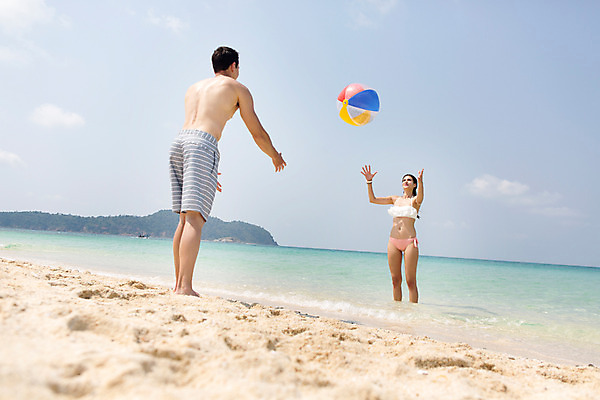 포토 JPG 주간 전신 서양인 외국인 백인 구름 해외기획촬영 라이프스타일 커플 여자 남자 수영복 바다 커플라이프 데이트 모션 하늘 2014년태국 서기 사람 20대 성인 해변 야외 두명 옆모습 비키니 모래사장 던지기 비치볼 공놀이 청년만 성인만 국내포토 자연요소 옷 뷰포인트 공 관계 놀이 바캉스용품 인종 청년 생활 파일형식