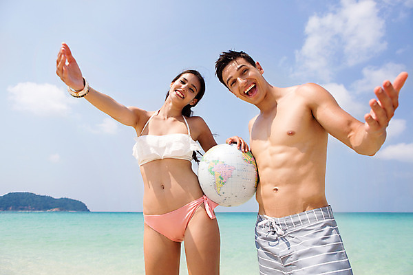 포토 JPG 주간 서양인 외국인 백인 구름 해외기획촬영 라이프스타일 커플 여자 남자 수영복 바다 커플라이프 모션 하늘 2014년태국 서기 미소 들기 사람 손짓 상반신 20대 성인 해변 야외 두명 앞모습 비키니 모래사장 지구본 청년만 성인만 국내포토 자연요소 옷 뷰포인트 관계 표정 인종 청년 생활 파일형식