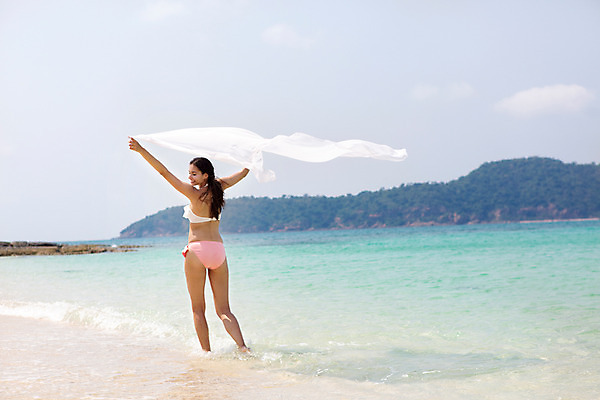 포토 JPG 주간 전신 서양인 외국인 구름 해외기획촬영 우먼라이프 라이프스타일 여자 바다 모션 하늘 2014년태국 한명 서기 들기 사람 20대 성인 해변 야외 뒷모습 비키니 모래사장 뒤돌아보기 천 청년만 청년여자만 청년여자한명만 성인여자한명만 국내포토 자연요소 1 수영복 뷰포인트 인종 청년 생활 직물 여자만 여자한명만 성인여자만 성인만 파일형식