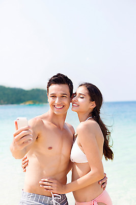 포토 JPG 주간 서양인 외국인 백인 해외기획촬영 라이프스타일 커플 여자 남자 수영복 바다 커플라이프 허리손 데이트 모션 2014년태국 서기 미소 들기 사람 상반신 20대 성인 해변 야외 두명 앞모습 옆모습 스마트폰 모래사장 셀프카메라 청년만 성인만 국내포토 자연요소 옷 뷰포인트 포즈 관계 표정 인종 청년 생활 핸드폰 스마트기기 사진촬영 파일형식