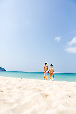 포토 JPG 주간 전신 서양인 외국인 백인 구름 해외기획촬영 라이프스타일 커플 여자 남자 수영복 바다 커플라이프 데이트 모션 하늘 2014년태국 사람 20대 성인 해변 야외 두명 앞모습 모래사장 선글라스 걷기 손잡기 산책 청년만 성인만 국내포토 자연요소 옷 안경 뷰포인트 관계 휴식 인종 청년 생활 파일형식