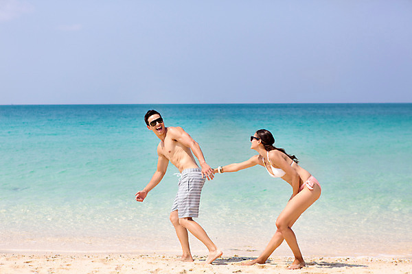 포토 JPG 주간 전신 서양인 외국인 백인 해외기획촬영 라이프스타일 커플 여자 남자 수영복 바다 커플라이프 데이트 장난 모션 2014년태국 서기 미소 사람 20대 성인 해변 야외 두명 옆모습 모래사장 선글라스 손잡기 당기기 청년만 성인만 국내포토 자연요소 옷 안경 뷰포인트 관계 표정 인종 청년 생활 파일형식