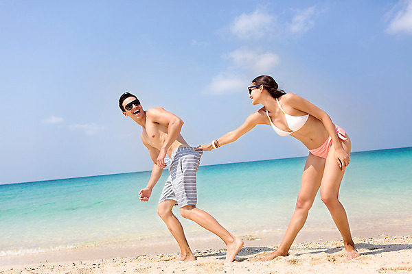 포토 JPG 주간 전신 서양인 외국인 백인 구름 해외기획촬영 라이프스타일 커플 여자 남자 수영복 바다 커플라이프 데이트 장난 모션 2014년태국 서기 미소 사람 20대 성인 해변 야외 두명 옆모습 모래사장 선글라스 당기기 청년만 성인만 국내포토 자연요소 옷 안경 뷰포인트 관계 표정 인종 청년 생활 파일형식