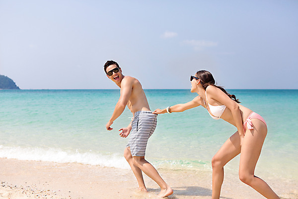 포토 JPG 주간 전신 서양인 외국인 백인 해외기획촬영 라이프스타일 커플 여자 남자 수영복 바다 커플라이프 데이트 장난 모션 하늘 2014년태국 미소 사람 20대 성인 해변 야외 두명 옆모습 모래사장 선글라스 걷기 당기기 청년만 성인만 국내포토 자연요소 옷 안경 뷰포인트 관계 표정 인종 청년 생활 파일형식