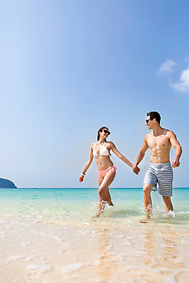 포토 JPG 주간 전신 서양인 외국인 백인 해외기획촬영 라이프스타일 커플 여자 남자 수영복 바다 커플라이프 데이트 모션 하늘 2014년태국 사람 20대 성인 해변 야외 두명 앞모습 모래사장 선글라스 마주보기 걷기 손잡기 청년만 성인만 국내포토 자연요소 옷 안경 뷰포인트 관계 인종 청년 생활 파일형식