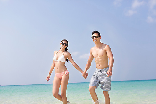 포토 JPG 주간 서양인 외국인 백인 구름 해외기획촬영 라이프스타일 커플 여자 남자 수영복 바다 커플라이프 모션 하늘 2014년태국 서기 미소 사람 상반신 20대 성인 해변 야외 두명 앞모습 모래사장 선글라스 손잡기 청년만 성인만 국내포토 자연요소 옷 안경 뷰포인트 관계 표정 인종 청년 생활 파일형식