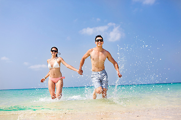 포토 JPG 주간 서양인 외국인 백인 해외기획촬영 라이프스타일 커플 여자 남자 수영복 바다 커플라이프 모션 하늘 2014년태국 미소 사람 상반신 20대 성인 해변 야외 두명 앞모습 모래사장 선글라스 달리기 손잡기 청년만 성인만 국내포토 자연요소 옷 안경 뷰포인트 관계 표정 인종 청년 생활 파일형식