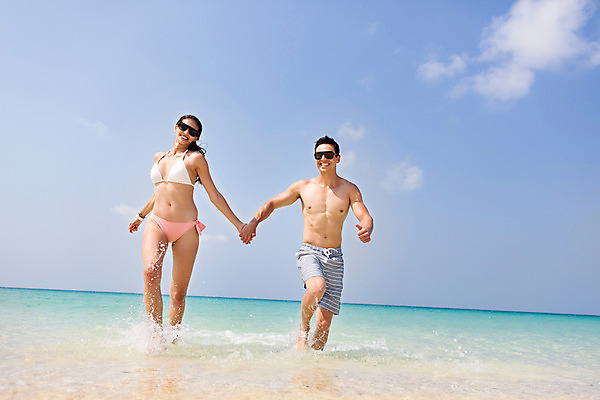 포토 JPG 주간 서양인 외국인 백인 구름 해외기획촬영 라이프스타일 커플 여자 남자 수영복 바다 커플라이프 데이트 모션 하늘 2014년태국 사람 상반신 20대 성인 해변 야외 두명 앞모습 모래사장 선글라스 달리기 손잡기 청년만 성인만 국내포토 자연요소 옷 안경 뷰포인트 관계 인종 청년 생활 파일형식