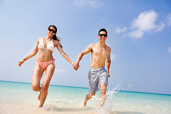 포토 JPG 주간 전신 서양인 외국인 백인 구름 해외기획촬영 라이프스타일 커플 여자 남자 수영복 바다 커플라이프 데이트 모션 하늘 2014년태국 미소 사람 20대 성인 해변 야외 두명 앞모습 모래사장 선글라스 달리기 손잡기 청년만 성인만 국내포토 자연요소 옷 안경 뷰포인트 관계 표정 인종 청년 생활 파일형식