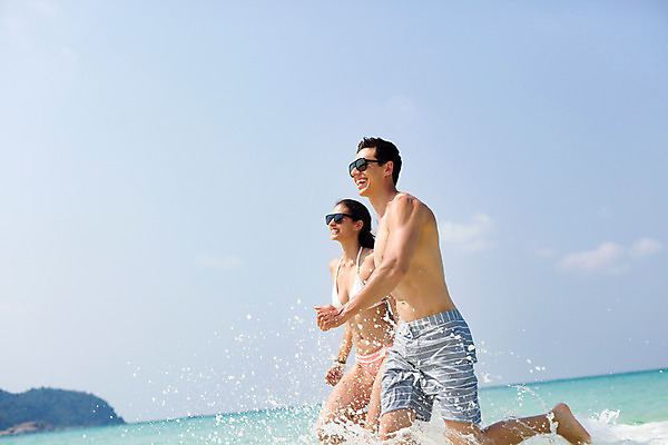 포토 JPG 주간 서양인 외국인 백인 구름 해외기획촬영 라이프스타일 커플 여자 남자 수영복 바다 커플라이프 데이트 모션 하늘 2014년태국 미소 사람 상반신 20대 성인 해변 야외 두명 옆모습 모래사장 달리기 즐거움 청년만 성인만 국내포토 자연요소 옷 감정 뷰포인트 관계 표정 인종 청년 생활 파일형식