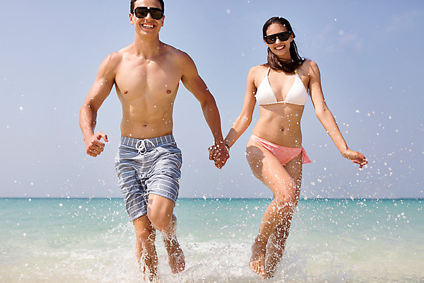 포토 JPG 주간 서양인 외국인 백인 해외기획촬영 라이프스타일 커플 여자 남자 수영복 바다 커플라이프 데이트 모션 하늘 2014년태국 미소 사람 상반신 20대 성인 해변 야외 두명 앞모습 선글라스 달리기 손잡기 즐거움 청년만 성인만 국내포토 자연요소 옷 감정 안경 뷰포인트 관계 표정 인종 청년 생활 파일형식