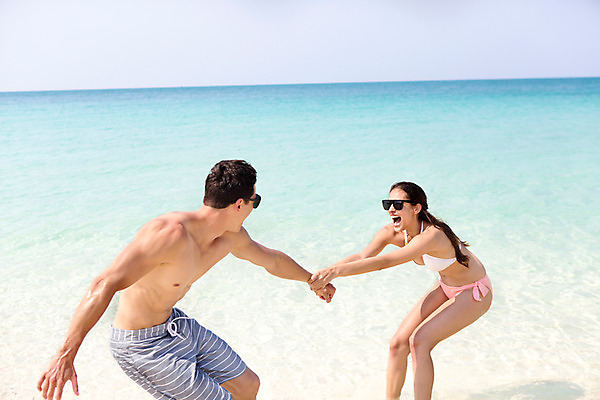 포토 JPG 주간 서양인 외국인 백인 해외기획촬영 라이프스타일 커플 여자 남자 수영복 바다 커플라이프 데이트 장난 모션 2014년태국 미소 사람 상반신 20대 성인 해변 야외 두명 옆모습 모래사장 선글라스 당기기 청년만 성인만 국내포토 자연요소 옷 안경 뷰포인트 관계 표정 인종 청년 생활 파일형식