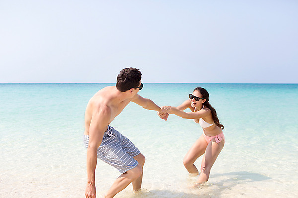 포토 JPG 주간 서양인 외국인 백인 해외기획촬영 라이프스타일 커플 여자 남자 수영복 바다 커플라이프 데이트 장난 모션 하늘 2014년태국 서기 미소 사람 상반신 20대 성인 해변 야외 두명 옆모습 모래사장 선글라스 당기기 청년만 성인만 국내포토 자연요소 옷 안경 뷰포인트 관계 표정 인종 청년 생활 파일형식