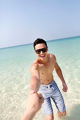 포토 JPG 주간 서양인 외국인 백인 해외기획촬영 라이프스타일 남자 수영복 바다 맨라이프 장난 모션 하늘 2014년태국 서기 미소 사람 상반신 20대 성인 해변 야외 두명 앞모습 선글라스 손잡기 당기기 성인남자만 청년만 청년남자만 국내포토 자연요소 옷 안경 뷰포인트 표정 인종 청년 생활 남자만 성인만 파일형식