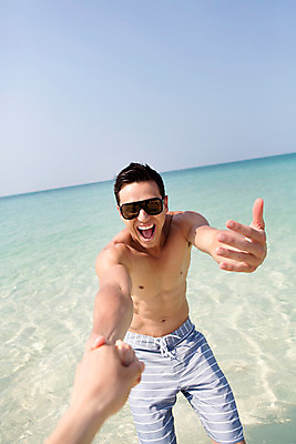 포토 JPG 주간 서양인 외국인 백인 해외기획촬영 라이프스타일 남자 수영복 바다 맨라이프 모션 하늘 2014년태국 서기 사람 손짓 상반신 20대 성인 해변 야외 두명 앞모습 선글라스 손잡기 당기기 성인남자만 청년만 청년남자만 국내포토 자연요소 옷 안경 뷰포인트 인종 청년 생활 남자만 성인만 파일형식