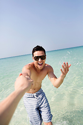 포토 JPG 주간 서양인 외국인 백인 해외기획촬영 라이프스타일 남자 수영복 바다 맨라이프 장난 모션 하늘 2014년태국 서기 미소 사람 손짓 상반신 20대 성인 해변 야외 두명 앞모습 선글라스 손잡기 당기기 성인남자만 청년만 청년남자만 국내포토 자연요소 옷 안경 뷰포인트 표정 인종 청년 생활 남자만 성인만 파일형식