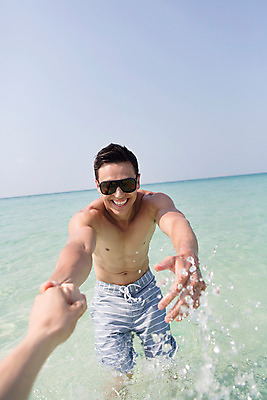 포토 JPG 주간 서양인 외국인 백인 해외기획촬영 라이프스타일 남자 수영복 바다 맨라이프 장난 모션 하늘 2014년태국 서기 사람 상반신 20대 성인 해변 야외 두명 앞모습 선글라스 손잡기 당기기 성인남자만 청년만 청년남자만 국내포토 자연요소 옷 안경 뷰포인트 인종 청년 생활 남자만 성인만 파일형식