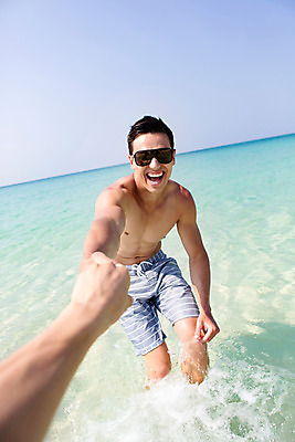 포토 JPG 주간 서양인 외국인 백인 해외기획촬영 라이프스타일 남자 수영복 바다 맨라이프 장난 모션 하늘 2014년태국 서기 미소 사람 상반신 20대 성인 해변 야외 두명 앞모습 모래사장 선글라스 손잡기 당기기 성인남자만 청년만 청년남자만 국내포토 자연요소 옷 안경 뷰포인트 표정 인종 청년 생활 남자만 성인만 파일형식