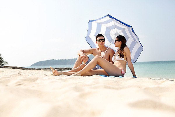 포토 JPG 주간 전신 서양인 외국인 백인 해외기획촬영 라이프스타일 여자 남자 수영복 바다 커플라이프 모션 하늘 휴식 2014년태국 사람 앉기 20대 성인 해변 야외 두명 옆모습 비키니 모래사장 선글라스 파라솔 청년만 성인만 국내포토 자연요소 커플 옷 안경 뷰포인트 컨셉 인종 청년 생활 파일형식