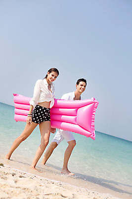 포토 JPG 주간 전신 서양인 외국인 백인 해외기획촬영 라이프스타일 커플 여자 남자 바다 커플라이프 데이트 모션 하늘 2014년태국 들기 사람 20대 성인 해변 야외 두명 옆모습 모래사장 걷기 비치베드 청년만 성인만 국내포토 자연요소 뷰포인트 관계 인종 청년 생활 파일형식