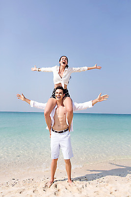 포토 JPG 주간 전신 서양인 외국인 백인 해외기획촬영 라이프스타일 커플 여자 남자 바다 커플라이프 데이트 모션 하늘 2014년태국 서기 미소 사람 앉기 20대 성인 해변 야외 두명 앞모습 모래사장 기쁨 목말 손뻗기 청년만 성인만 국내포토 자연요소 감정 뷰포인트 관계 표정 인종 청년 생활 파일형식