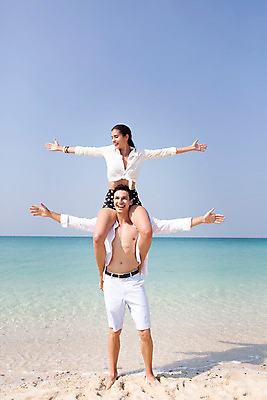 포토 JPG 주간 전신 서양인 외국인 백인 해외기획촬영 라이프스타일 커플 여자 남자 바다 커플라이프 데이트 모션 하늘 2014년태국 서기 미소 사람 앉기 손짓 20대 성인 해변 야외 두명 앞모습 모래사장 목말 손뻗기 청년만 성인만 국내포토 자연요소 뷰포인트 관계 표정 인종 청년 생활 파일형식