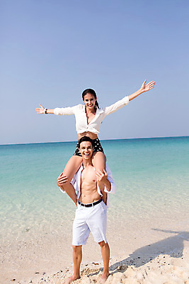 포토 JPG 주간 전신 서양인 외국인 백인 해외기획촬영 라이프스타일 커플 여자 남자 바다 커플라이프 모션 하늘 2014년태국 서기 미소 사람 앉기 20대 성인 해변 야외 두명 앞모습 모래사장 목말 손뻗기 청년만 성인만 국내포토 자연요소 뷰포인트 관계 표정 인종 청년 생활 파일형식