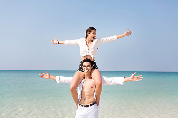 포토 JPG 주간 전신 서양인 외국인 백인 해외기획촬영 라이프스타일 커플 여자 남자 바다 커플라이프 데이트 모션 하늘 2014년태국 서기 미소 사람 앉기 상반신 20대 성인 해변 야외 두명 앞모습 목말 손뻗기 청년만 성인만 국내포토 자연요소 뷰포인트 관계 표정 인종 청년 생활 파일형식