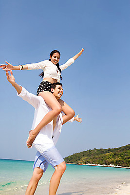 포토 JPG 주간 전신 서양인 외국인 백인 해외기획촬영 라이프스타일 커플 여자 남자 바다 로우앵글 커플라이프 데이트 모션 2014년태국 미소 사람 상반신 20대 성인 해변 야외 두명 옆모습 모래사장 걷기 목말 손뻗기 청년만 성인만 국내포토 자연요소 뷰포인트 관계 표정 인종 청년 생활 파일형식