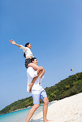 포토 JPG 주간 전신 서양인 외국인 백인 해외기획촬영 라이프스타일 커플 여자 남자 바다 커플라이프 데이트 모션 2014년태국 미소 사람 앉기 20대 성인 해변 야외 두명 옆모습 모래사장 걷기 목말 손뻗기 청년만 성인만 국내포토 자연요소 뷰포인트 관계 표정 인종 청년 생활 파일형식