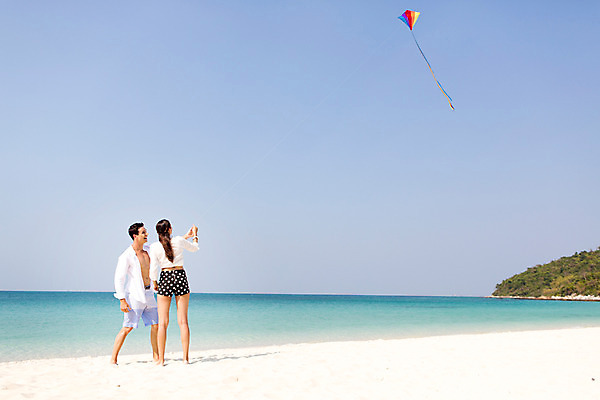 포토 JPG 주간 전신 서양인 외국인 백인 해외기획촬영 라이프스타일 커플 여자 남자 바다 커플라이프 데이트 모션 하늘 2014년태국 서기 사람 20대 성인 해변 야외 두명 옆모습 뒷모습 모래사장 연 연날리기 청년만 성인만 국내포토 자연요소 뷰포인트 관계 인종 청년 생활 놀이용품 전통놀이 파일형식