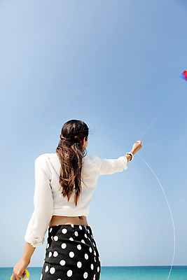 포토 JPG 주간 서양인 외국인 해외기획촬영 우먼라이프 라이프스타일 여자 바다 모션 하늘 2014년태국 한명 서기 들기 사람 상반신 20대 성인 해변 야외 뒷모습 연 연날리기 청년만 청년여자만 청년여자한명만 성인여자한명만 국내포토 자연요소 1 뷰포인트 인종 청년 생활 놀이용품 전통놀이 여자만 여자한명만 성인여자만 성인만 파일형식