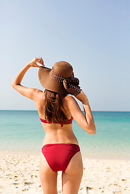 포토 JPG 주간 서양인 외국인 해외기획촬영 모자 우먼라이프 라이프스타일 여자 바다 모션 하늘 2014년태국 한명 서기 사람 손짓 상반신 20대 성인 해변 야외 뒷모습 비키니 모래사장 청년만 청년여자만 청년여자한명만 성인여자한명만 국내포토 자연요소 1 잡화 수영복 뷰포인트 인종 청년 생활 여자만 여자한명만 성인여자만 성인만 파일형식