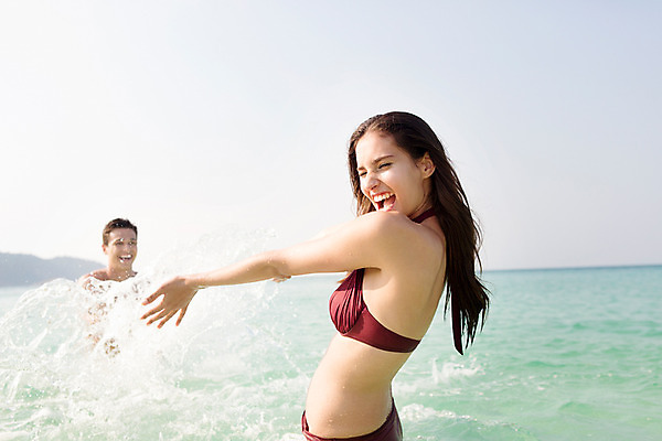 포토 JPG 주간 서양인 외국인 백인 해외기획촬영 라이프스타일 커플 여자 남자 수영복 바다 커플라이프 데이트 장난 모션 물놀이 2014년태국 미소 사람 상반신 20대 성인 해변 야외 두명 청년만 성인만 국내포토 자연요소 옷 관계 놀이 표정 인종 청년 생활 파일형식