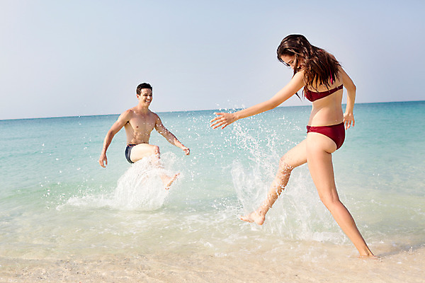 포토 JPG 주간 전신 서양인 외국인 백인 해외기획촬영 라이프스타일 커플 여자 남자 수영복 바다 커플라이프 데이트 장난 모션 물놀이 2014년태국 서기 미소 사람 20대 성인 해변 야외 두명 앞모습 옆모습 모래사장 킥 청년만 성인만 국내포토 자연요소 옷 뷰포인트 관계 놀이 표정 인종 청년 생활 파일형식