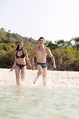 포토 JPG 주간 전신 서양인 외국인 백인 해외기획촬영 라이프스타일 커플 여자 남자 수영복 바다 커플라이프 데이트 모션 하늘 2014년태국 미소 사람 20대 성인 해변 야외 두명 앞모습 모래사장 달리기 손잡기 청년만 성인만 국내포토 자연요소 옷 뷰포인트 관계 표정 인종 청년 생활 파일형식