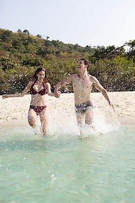 포토 JPG 주간 서양인 외국인 백인 해외기획촬영 라이프스타일 커플 여자 남자 수영복 바다 커플라이프 데이트 모션 2014년태국 미소 사람 상반신 20대 성인 해변 야외 두명 앞모습 모래사장 달리기 손잡기 청년만 성인만 국내포토 자연요소 옷 뷰포인트 관계 표정 인종 청년 생활 파일형식