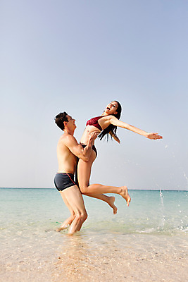 포토 JPG 주간 전신 서양인 외국인 백인 해외기획촬영 라이프스타일 커플 여자 남자 수영복 바다 커플라이프 데이트 모션 하늘 2014년태국 서기 사람 20대 성인 해변 야외 두명 옆모습 모래사장 점프 잡기 즐거움 청년만 성인만 국내포토 자연요소 옷 감정 뷰포인트 관계 인종 청년 생활 파일형식