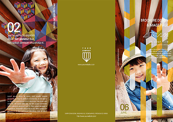 PSD 템플릿 편집 표지디자인 북디자인 여자 남자 어린이 리플렛 북커버 3단접지 서기 미소 사람 동양인 손짓 팜플렛 상반신 두명 앞모습 한국인 잡지 손뻗기 어린이만 이미지템플릿 뷰포인트 모션 표정 인종 간행물 파일형식