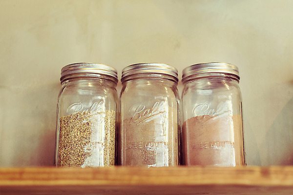 포토 JPG 배경화면 백그라운드 식재료 유리병 선반 실내 사람없음 주방 식당 조미료 오브젝트 국내포토 가구 병_용기 내부 상점 향미료 파일형식