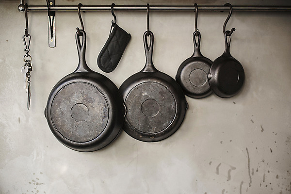 포토 JPG 백그라운드 주방용품 실내 매달리기 사람없음 아웃포커스 주방 식당 프라이팬 오브젝트 후크 국내포토 생활용품 모션 촬영기법 내부 상점 파일형식