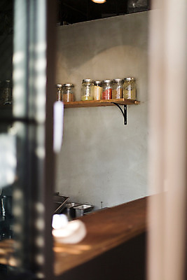 포토 JPG 백그라운드 유리병 선반 실내 사람없음 아웃포커스 주방 식당 조미료 병 오브젝트 국내포토 식기 가구 병_용기 촬영기법 내부 상점 향미료 파일형식