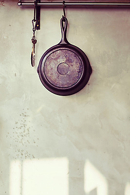 포토 JPG 백그라운드 주방용품 실내 매달리기 사람없음 아웃포커스 주방 식당 프라이팬 오브젝트 후크 국내포토 생활용품 모션 촬영기법 내부 상점 파일형식