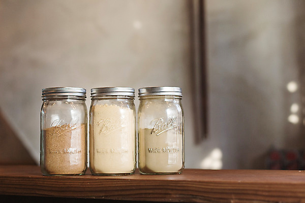 포토 JPG 백그라운드 식재료 유리병 선반 실내 사람없음 아웃포커스 주방 식당 조미료 병 오브젝트 국내포토 식기 가구 병_용기 촬영기법 내부 상점 향미료 파일형식