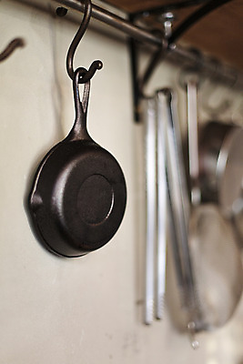 포토 JPG 백그라운드 주방용품 실내 사람없음 아웃포커스 주방 식당 프라이팬 오브젝트 후크 국내포토 생활용품 촬영기법 내부 상점 파일형식