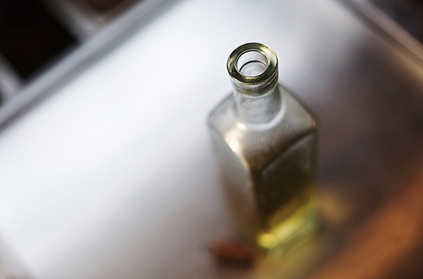 포토 JPG 배경화면 백그라운드 유리병 실내 사람없음 아웃포커스 주방 식당 조미료 오일 올리브오일 오브젝트 올리브 국내포토 열매 음식 병_용기 촬영기법 내부 상점 화장품 기름_음식 향미료 파일형식